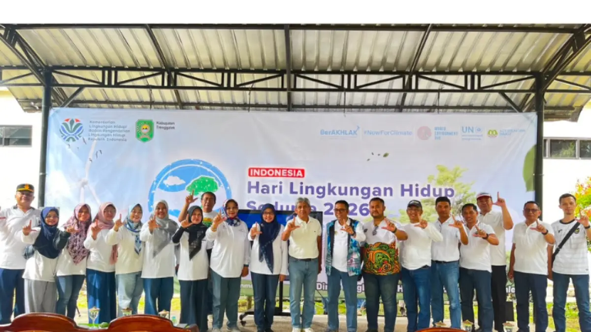 UBAH KEBIASAAN: Sekda Trenggalek Edy Soepriyanto, Plt Kepala DLH, Cusi Kurniawan serta sejumlah pejabat pemkab Trenggalek foto bersama setelah teleconference hari
lingkungan hidup sedunia 2026 di taman Trenggalek Agro Park. (ZAKI JAZAI / RADAT TRENGGALEK)