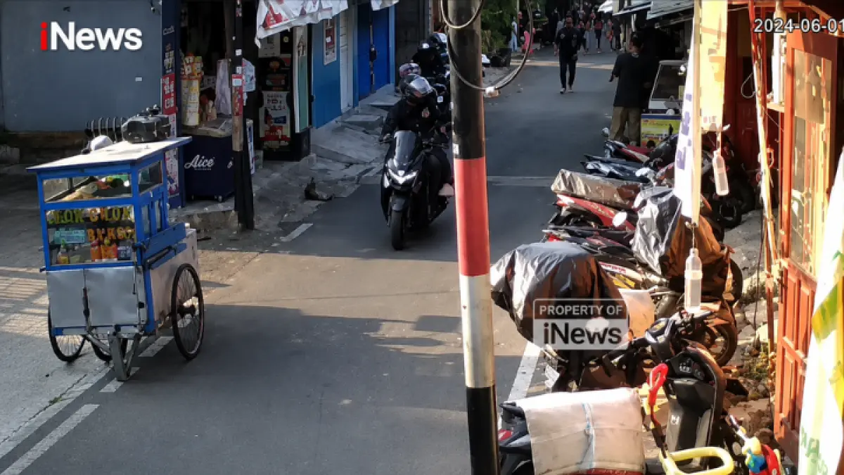 Rekaman CCTV memperlihatkan suasana gang permukiman saat pengendara motor melintas. Video ini menjadi petunjuk penting pengungkapan kasus. (YT. OFFICIAL INEWS)