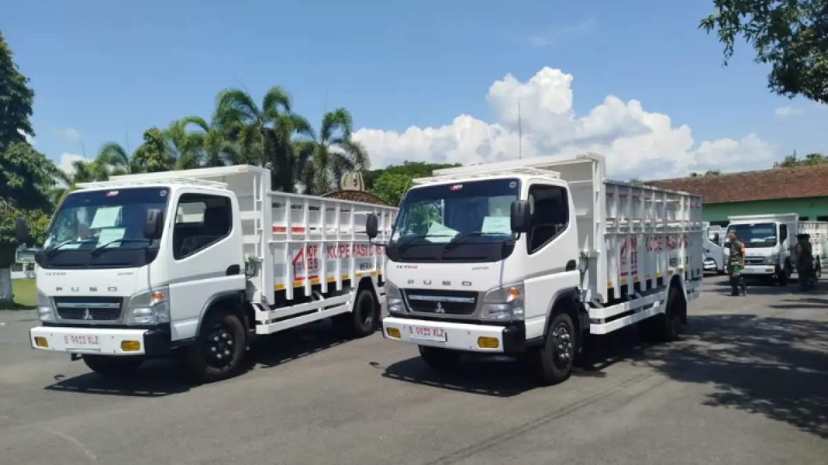 DUKUNG OPERASIONAL: Tampak bantuan truk untuk mobilisasi kegiatan di KDMP yang sudah rampung pembangunan agar segera bisa beroperasi. (ZAKI JAZAI/ RADAR TRENGGALEK) 