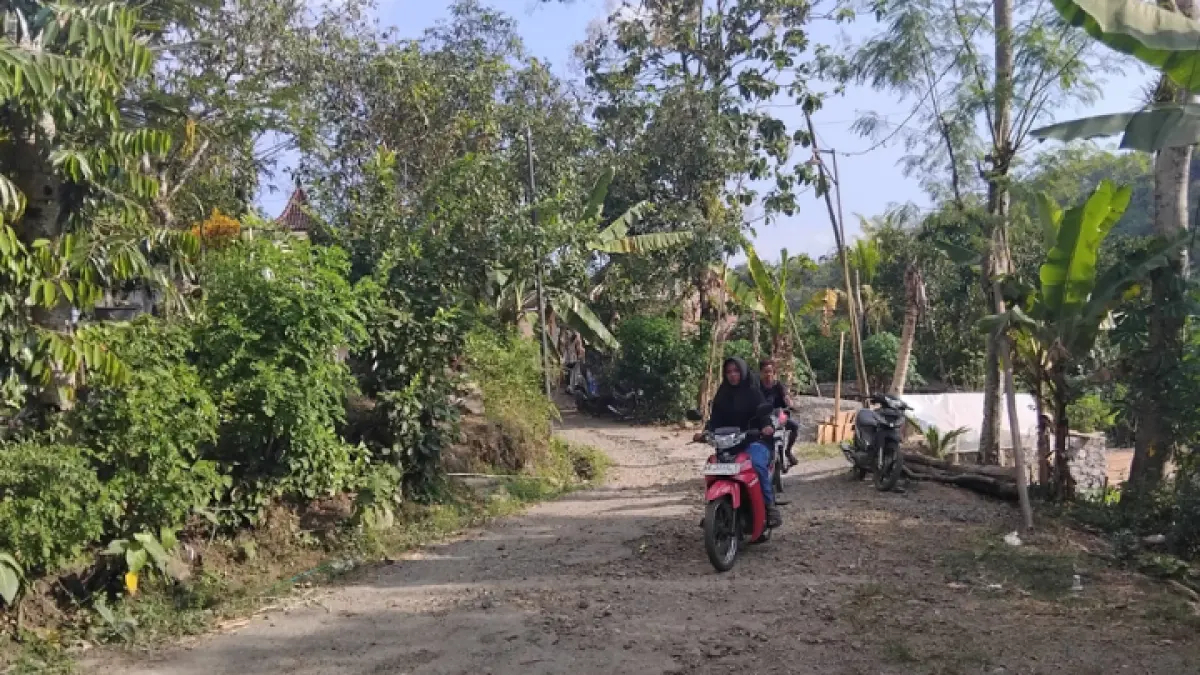 GANGGU KENYAMANAN: Belasan tahun, kerusakan jalan di Desa Prambon, Kecamatan Tugu, belum mendapat penanganan. (FATRA ADITYA/RADAR TRENGGALEK)