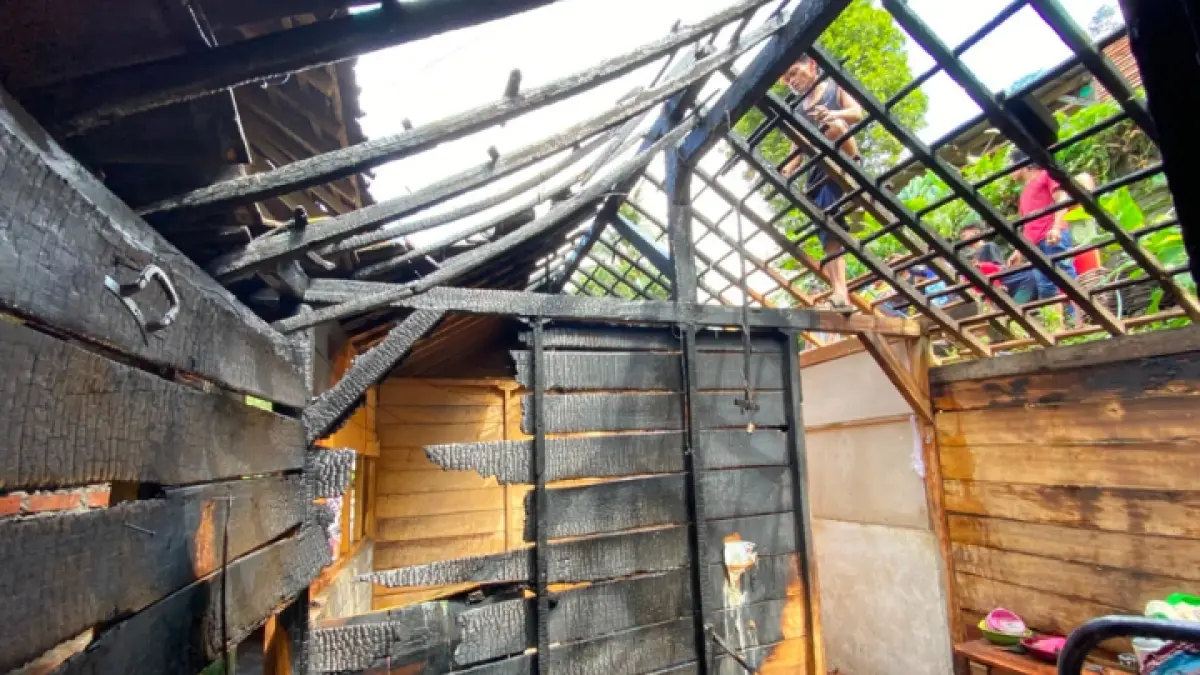 NAHAS: Dapur rumah milik Sumari, warga Desa Sawahan, Kecamatan Watulimo, justru hangus terbakar pada Senin (8/6). (Dharaka R. Perdana/ Radar Trenggalek)