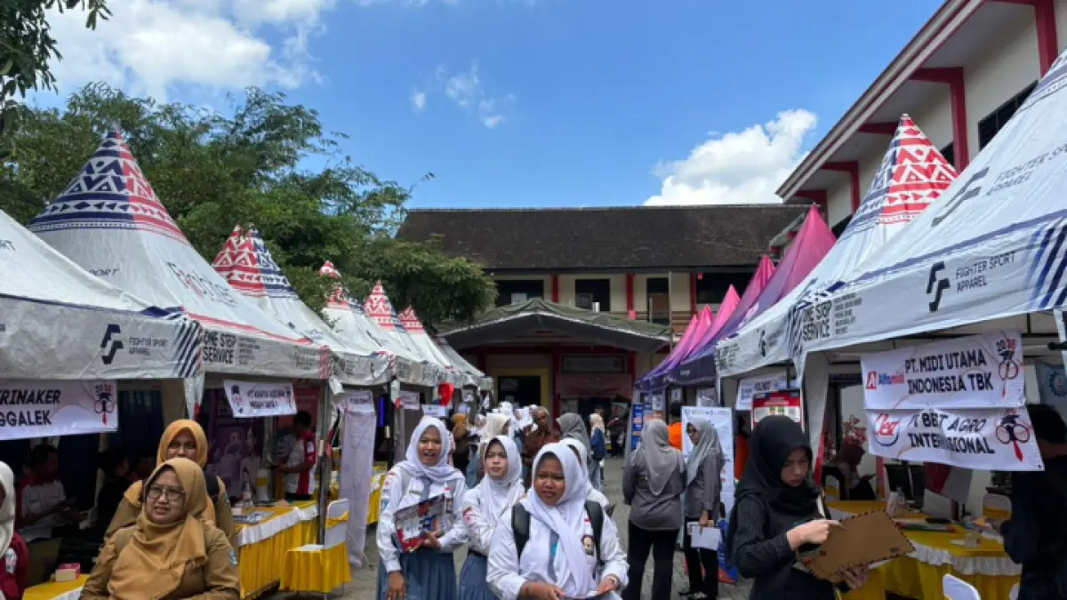 JEMBATAN KARIER: Siswa dan alumni mengunjungi stan perusahaan peserta Edu Jobfair SMKN 2 Trenggalek. Sebanyak 29 perusahaan dan 16 perguruan tinggi dari berbagai daerah hadir membuka akses informasi rekrutmen dan kebutuhan tenaga kerja bagi lulusan SMK dan informasi masuk perguruan tinggi. (FOTO-FOTO: M. BIMA FAISAL/RADAR TRENGGALEK)
