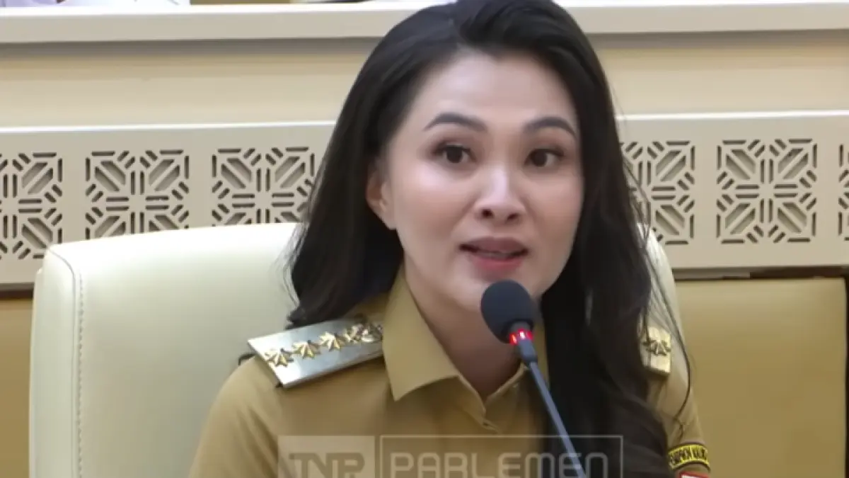 Bupati Maluku Utara Sherly Tjoanda menyampaikan keluhan fiskal daerah dalam rapat Komisi II DPR RI terkait gaji PPPK dan belanja pegawai. (CNN INDONESIA)