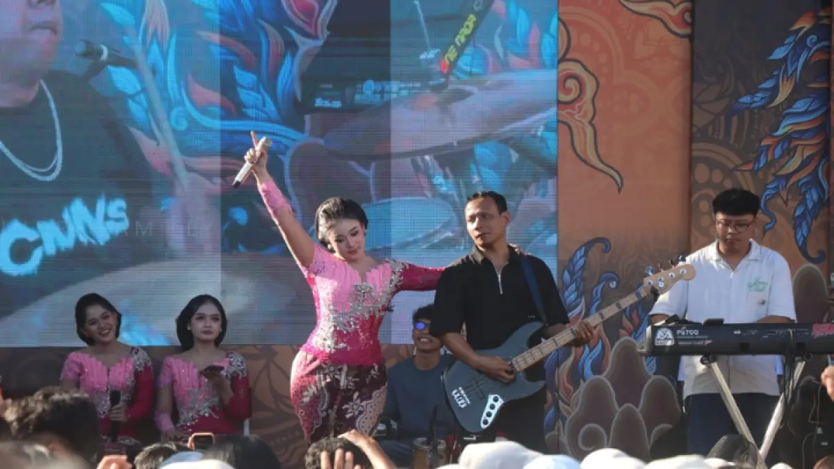 HIBURAN: Penampilan Niken Salindry mewarnai Puncak rangkaian Dies Natalis Ke-22 SMKN 2 Trenggalek yang diikuti siswa, alumni, dan guru SMKN 2 Trenggalek. (AMALIA RIZKY/ RADAR TRENGGALEK)