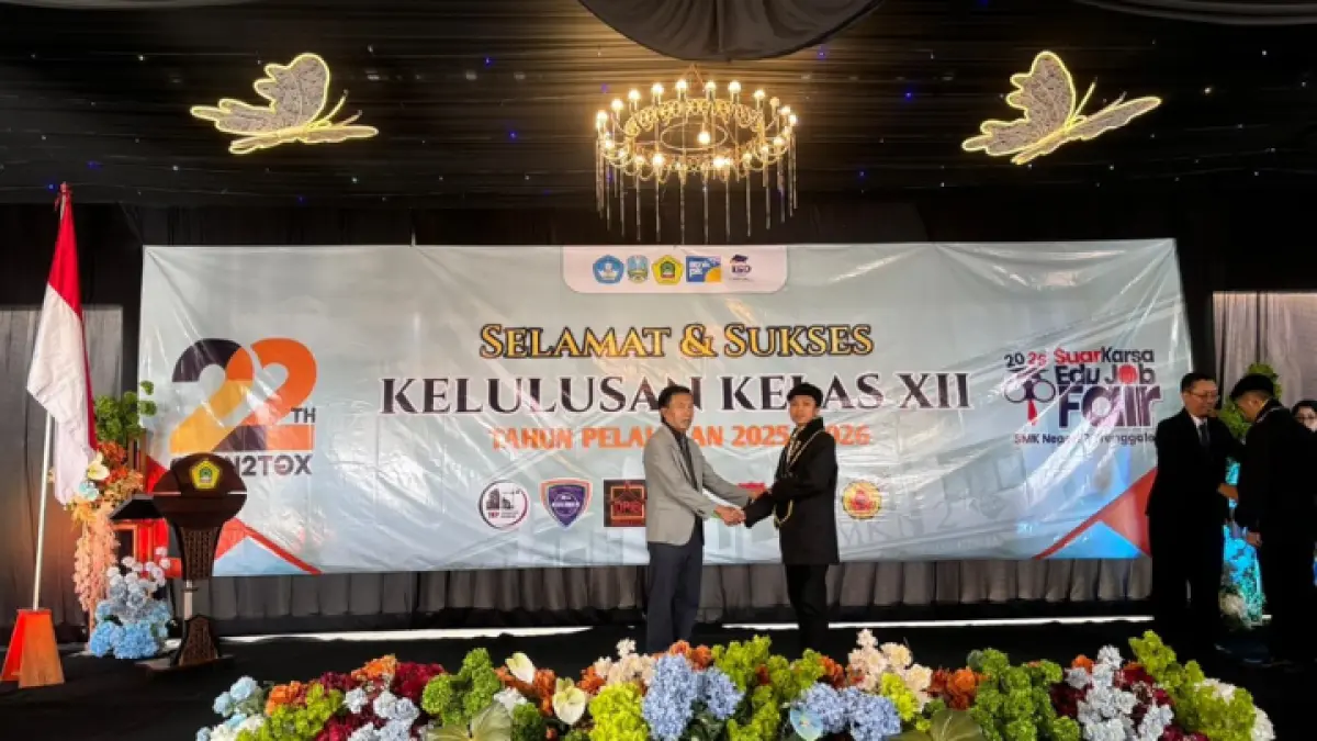 KOMITMEN: Kepala SMKN 2 Trenggalek Masrur Hanafi menegaskan sekolah konsisten memfasilitasi lulusan untuk melanjutkan studi maupun memasuki dunia kerja. (AMALIA RIZKY/ RADAR TRENGGELEK)