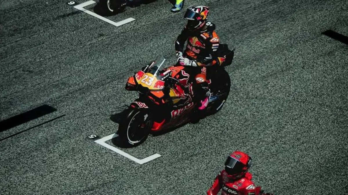 Kontroversi LLP Veda Ega Pratama memicu protes fans. Benarkah Moto3 kehilangan penonton dan Dorna merugi? (Pinterest) 