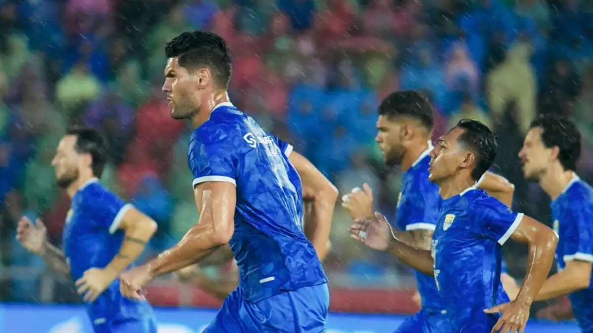 Persib Bandung menghadapi ancaman serius di Super League 2026/2027 setelah Persija merekrut Shin Tae-yong dan menyiapkan proyek besar
