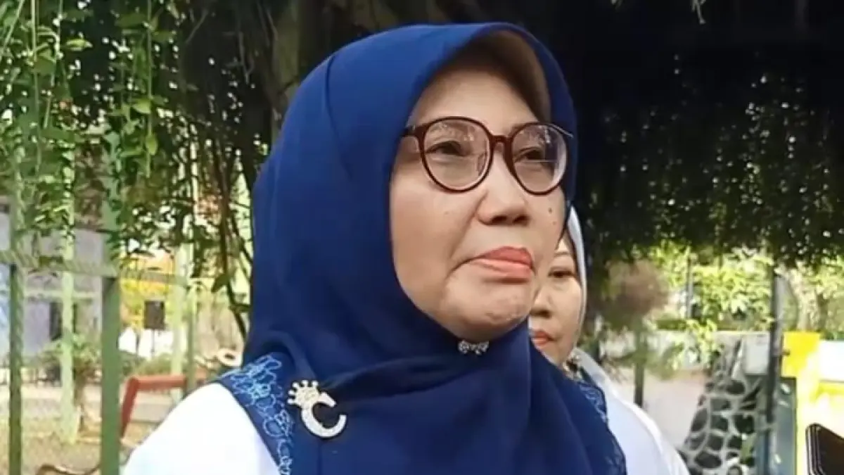 Plt Kepala DLH Trenggalek, Cusi Kurniawati, awasi pengelolaan limbah dapur MBG demi kurangi beban TPA. (ZAKI JAZAI / RADAR TRENGGALEK)