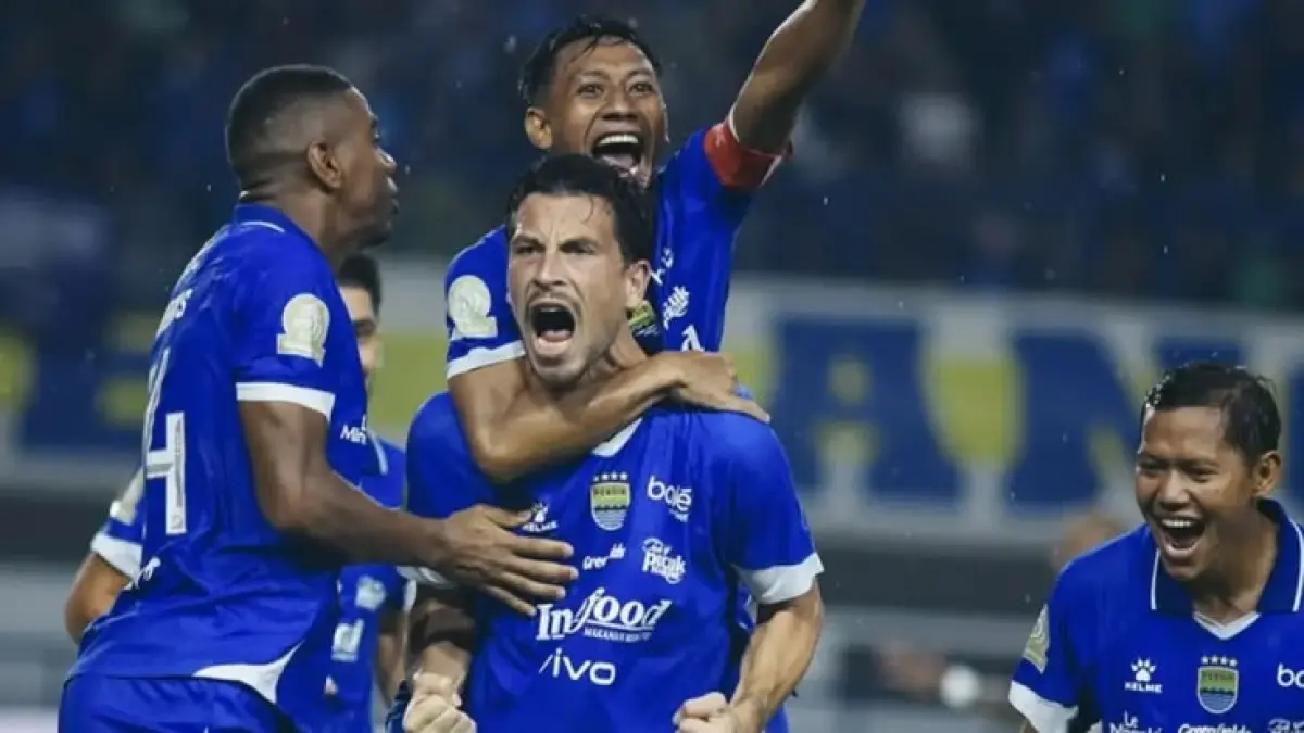 Simak daftar pemain asing baru Persib untuk musim 2026/2027. Cek siapa yang bertahan dan bintang dunia yang siap perkuat Maung Bandung di sini!(Pinterest)