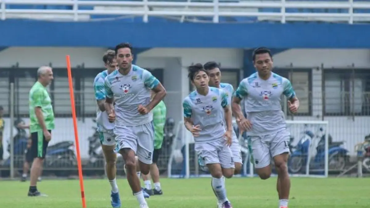 Squad Persib terbaru 2026 alami regenerasi besar, dua pilar absen, dan target kompetitif di Liga 1 musim ini.
