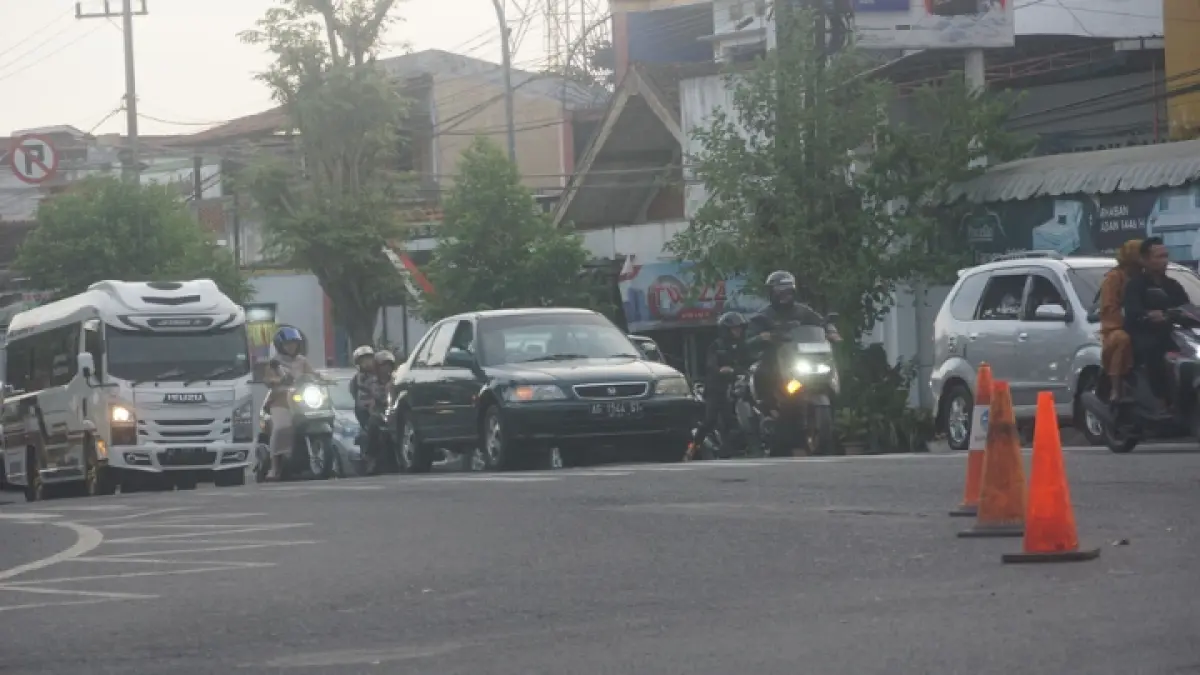 TAAT ATURAN: Pendapatan daerah melalui pajak kendaraan bermotor di Trenggalek alami tren kenaikan. (FATRA ADITYA/RADAR TRENGGALEK)