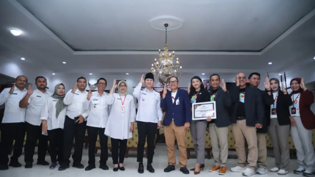 BERSINERGI: Bupati Trenggalek Mochamad Nur Arifin; kepala OPD di lingkup Pemkab Trenggalek; Direktur Teknologi Informasi, Digital, dan Operasi Bank Jatim, Wiweko Probojakti; beserta perwakilan Bank Jatim Trenggalek ketika penyerahan CSR untuk mempercantik kota kawasan alun-alun, Rabu (10/6). (ZAKI JAZAI/ RADAR TRENGGALEK)