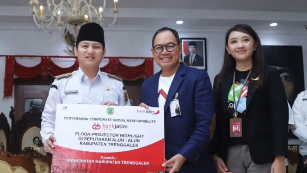 KOLABORATIF: Penyerahan simbolis program CRS Bank Jatim ke Bupati Trenggalek Mochamad Nur Arifin dari Direktur Teknologi Informasi, Digital dan Operasi Bank Jatim, Wiweko Probojakti, di Pendopo Manggala Praja Nugraha, Rabu (10/6). (FOTO-FOTO:ZAKI JAZAI/ RADAR TRENGGALEK)