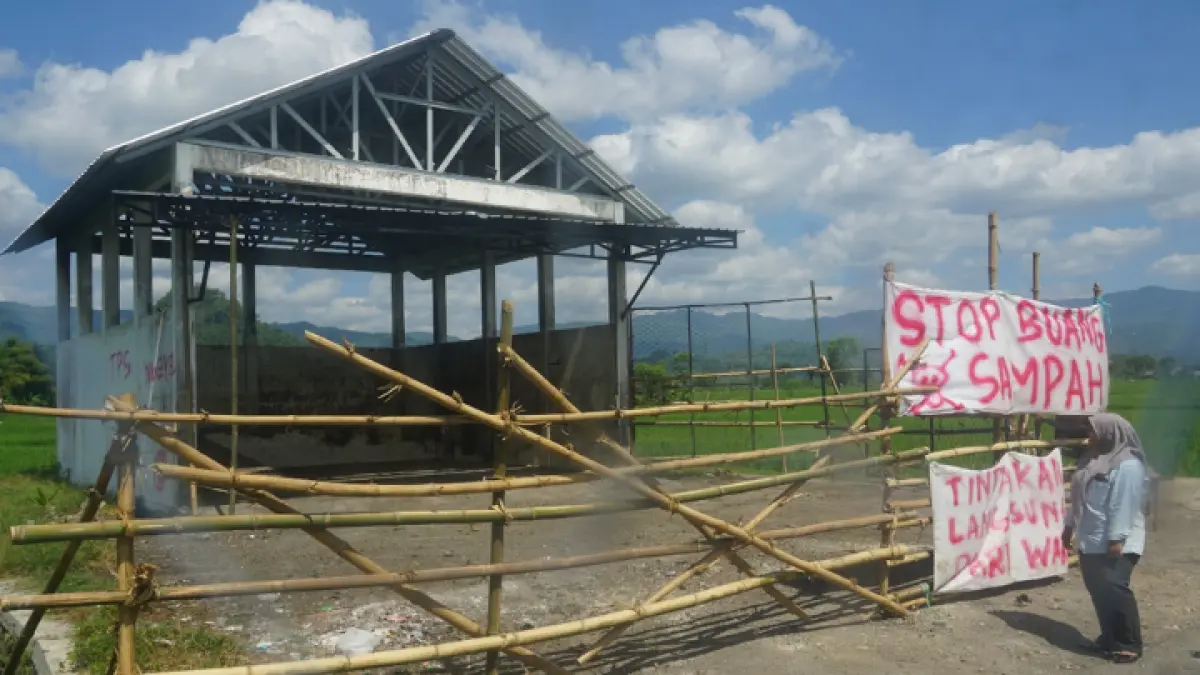 CARI SOLUSI: Sebagian warga Desa Kedungsigit, Kecamatan Karangan, resah karena penutupan TPS yang juga dilakukan warga. (FATRA ADITYA/ RADAR TRENGGALEK )