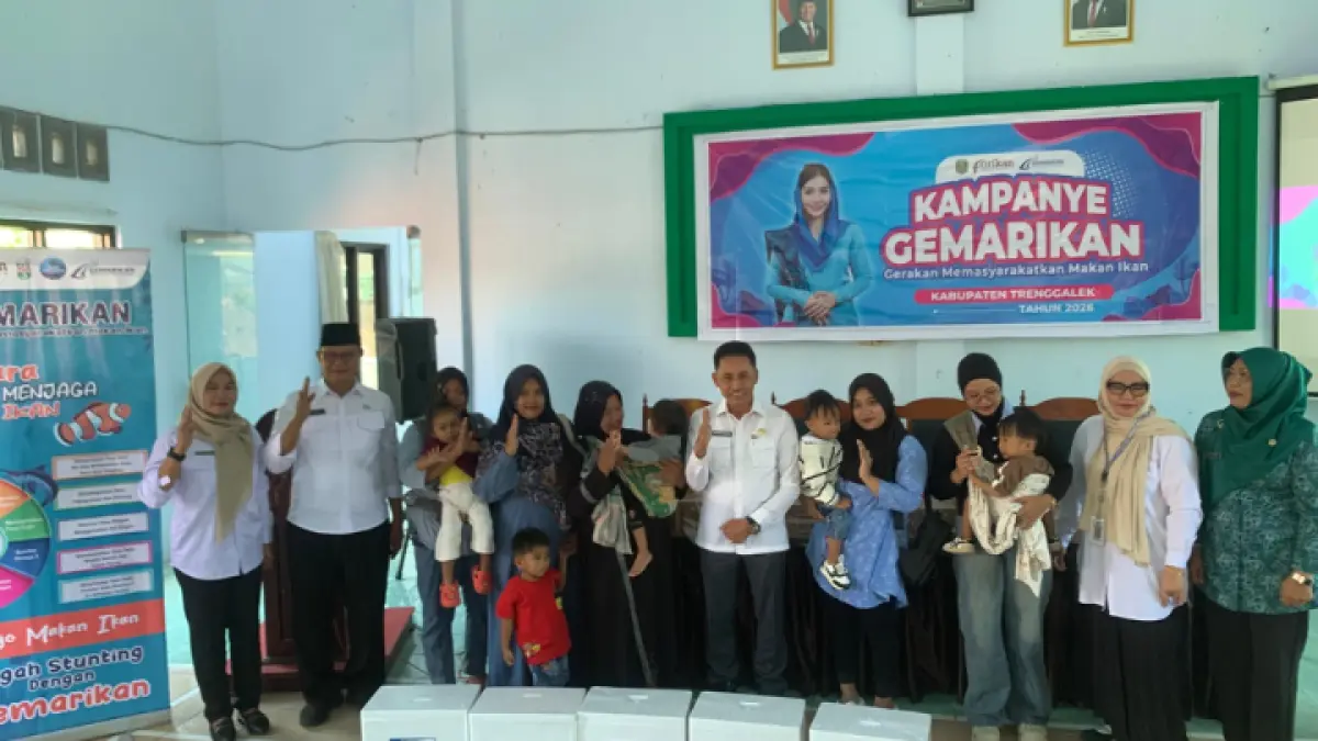 CEGAH STUNTING: Disnakkan menyerahkan paket produk perikanan ke peserta Kampanye Gemarikan di Aula Kecamatan Gandusari, Rabu (10/6). (M. BIMA FAISAL/RADAR TRENGGALEK)