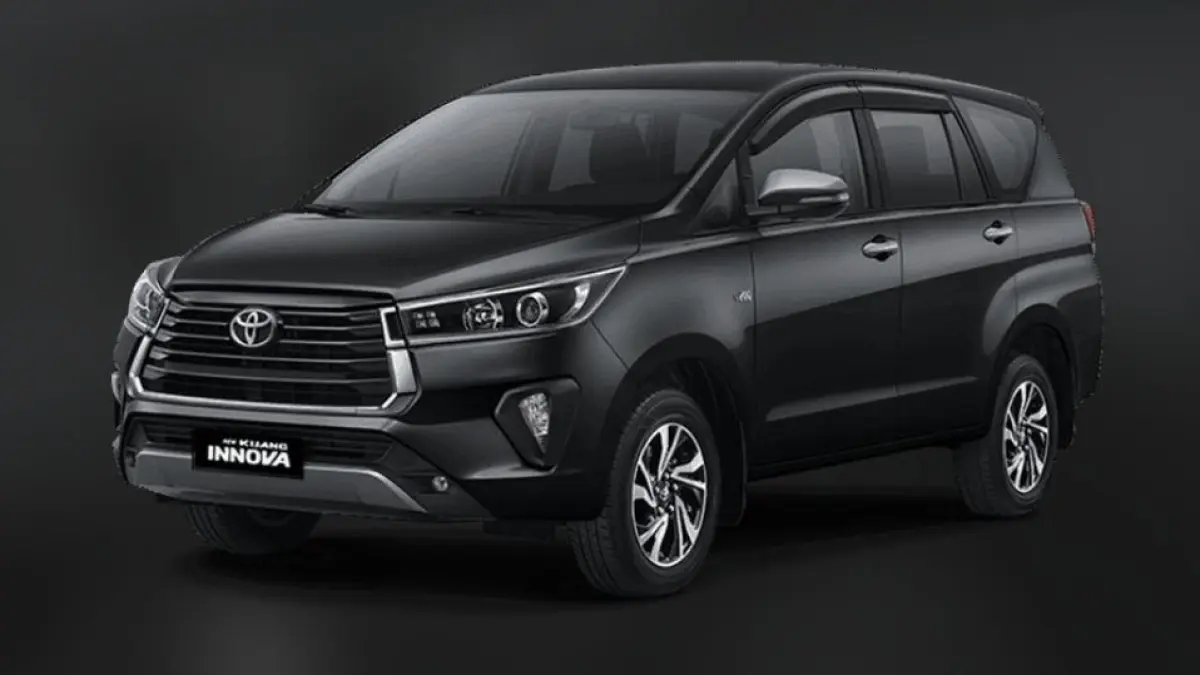 Innova Reborn Diesel atau Innova Zenix Hybrid? Simak 10 perbedaan utama soal mesin, fitur, kenyamanan, dan biaya operasional.(Gemini AI)