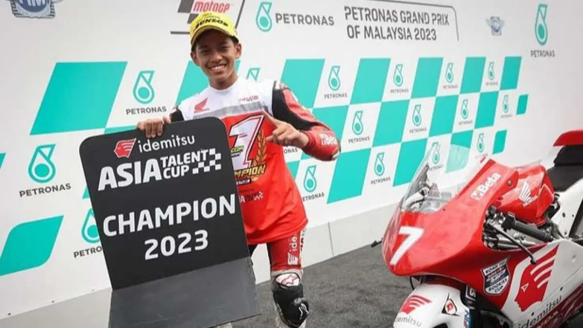 Klasemen Moto3 2026 berubah total usai Brian Uriarte kehilangan poin. Feda Ega Pratama kini kembali memimpin rookie terbaik.(Pinterest)