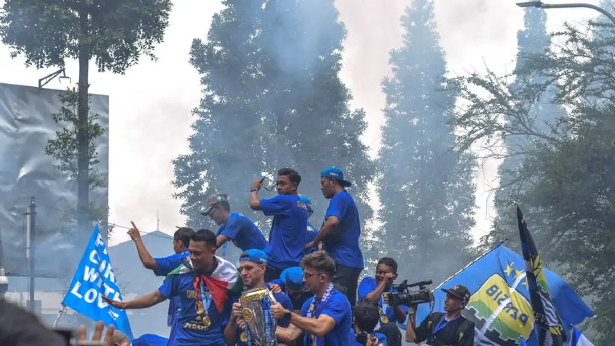 Persib Bandung siapkan cuci gudang besar-besaran, bangun skuad mewah untuk 4 kompetisi, dan Ciro Alves kembali jadi sorotan.