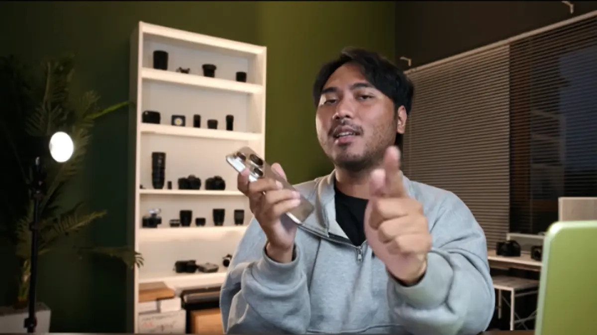 Reviewer teknologi menunjukkan Huawei Pura 80 Ultra dalam ulasan mendalam. Kamera telefoto dan fitur fotografi jadi sorotan utama. (YT.ESTECHMEDIA)