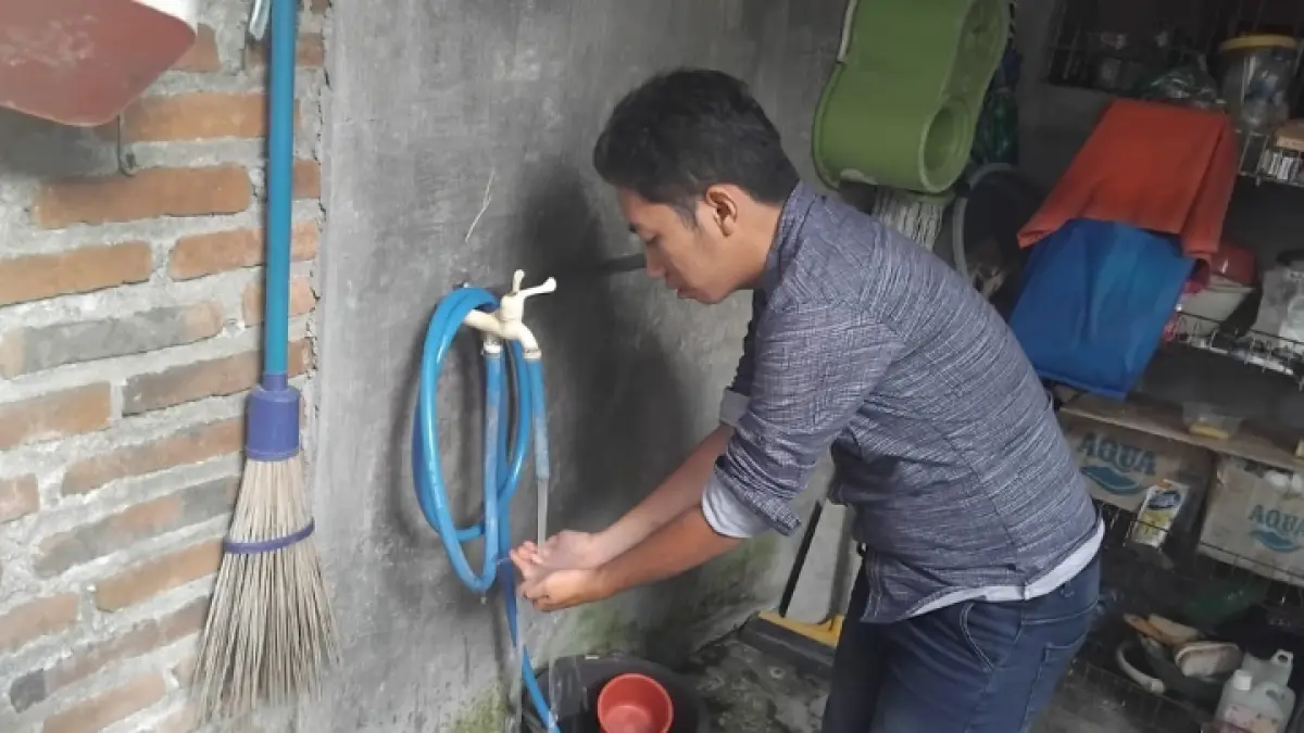 TINGKATKAN MUTU: Perumda Tirta Wening mulai lakukan perbaikan jaringan dan distribusi air bersih.  (FATRA ADITYA/RADAR TRENGGALEK)
