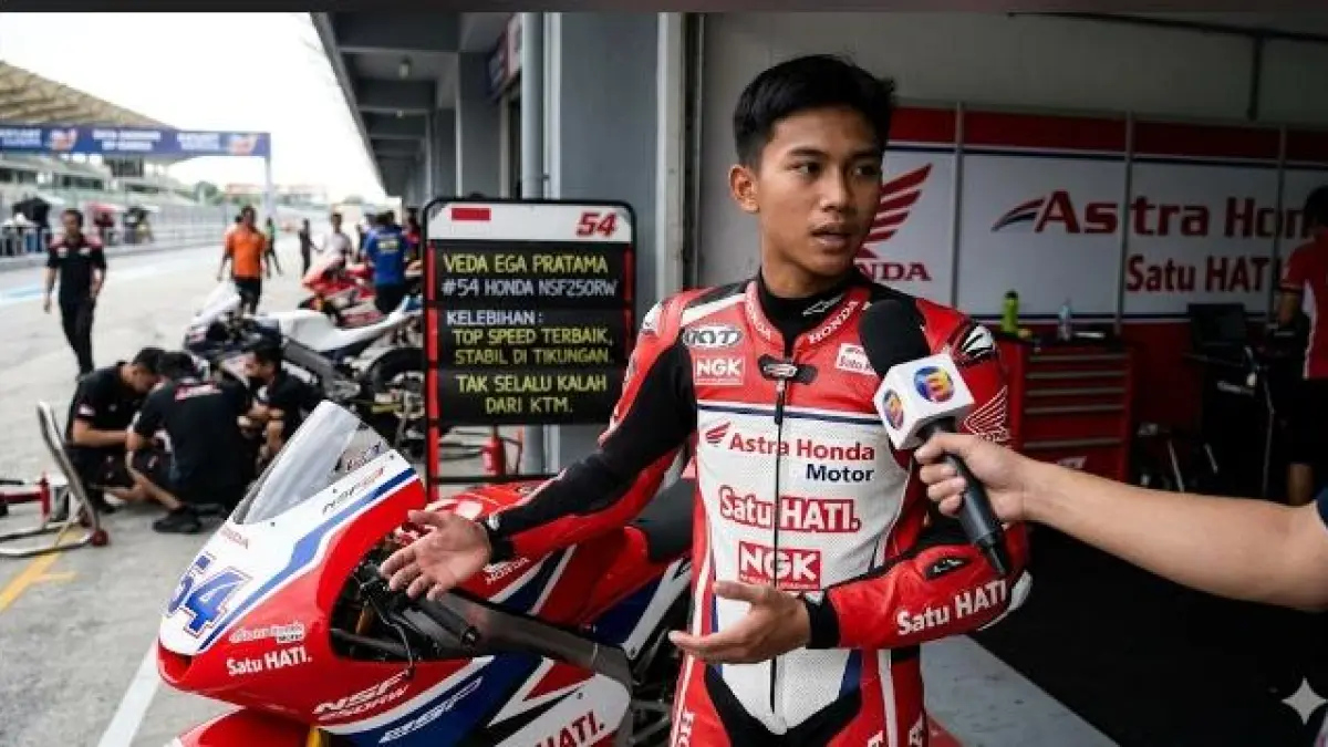 Veda Ega Pratama ungkap kelebihan Honda NSF250RW di Moto3. Ternyata tak selalu kalah dari KTM dan unggul soal top speed.(Gemini AI)