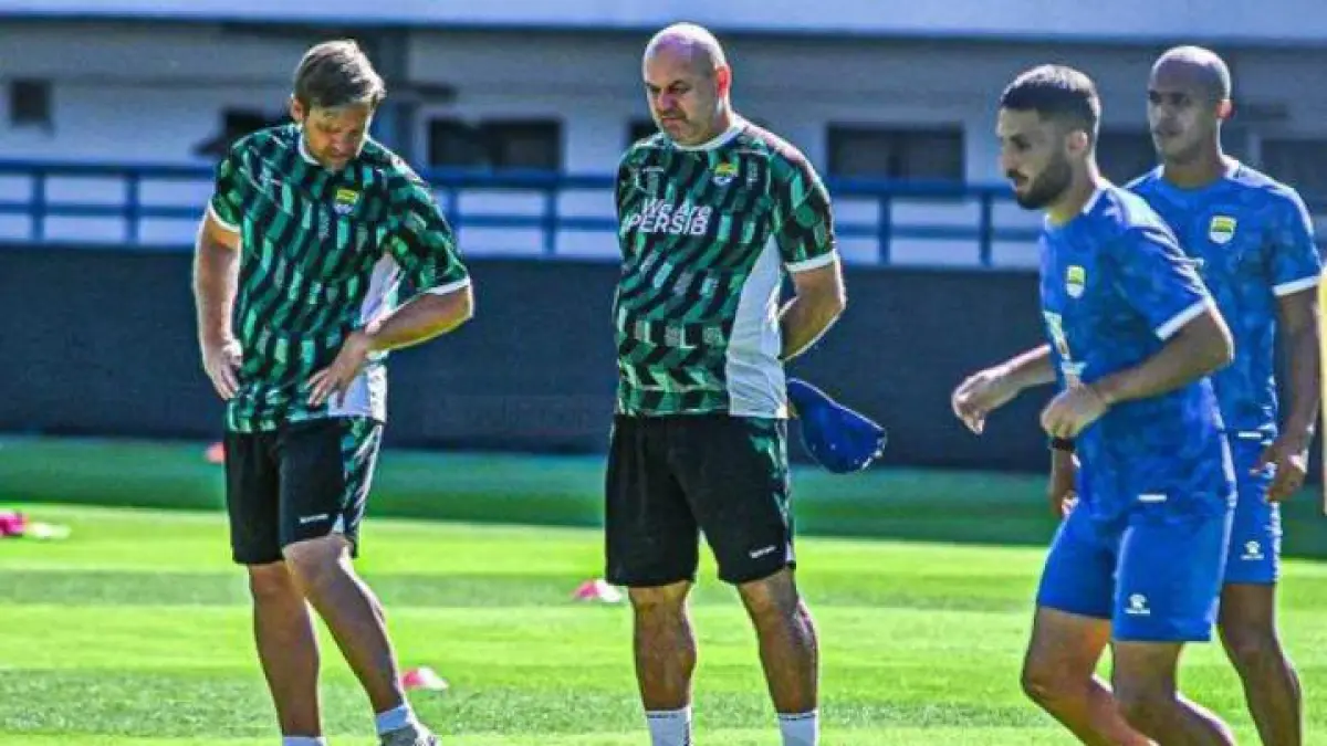 Bojan Hodak kembali jadi sorotan jelang musim 2026. Strategi dan kepemimpinannya dinilai penting bagi peluang Persib meraih prestasi.