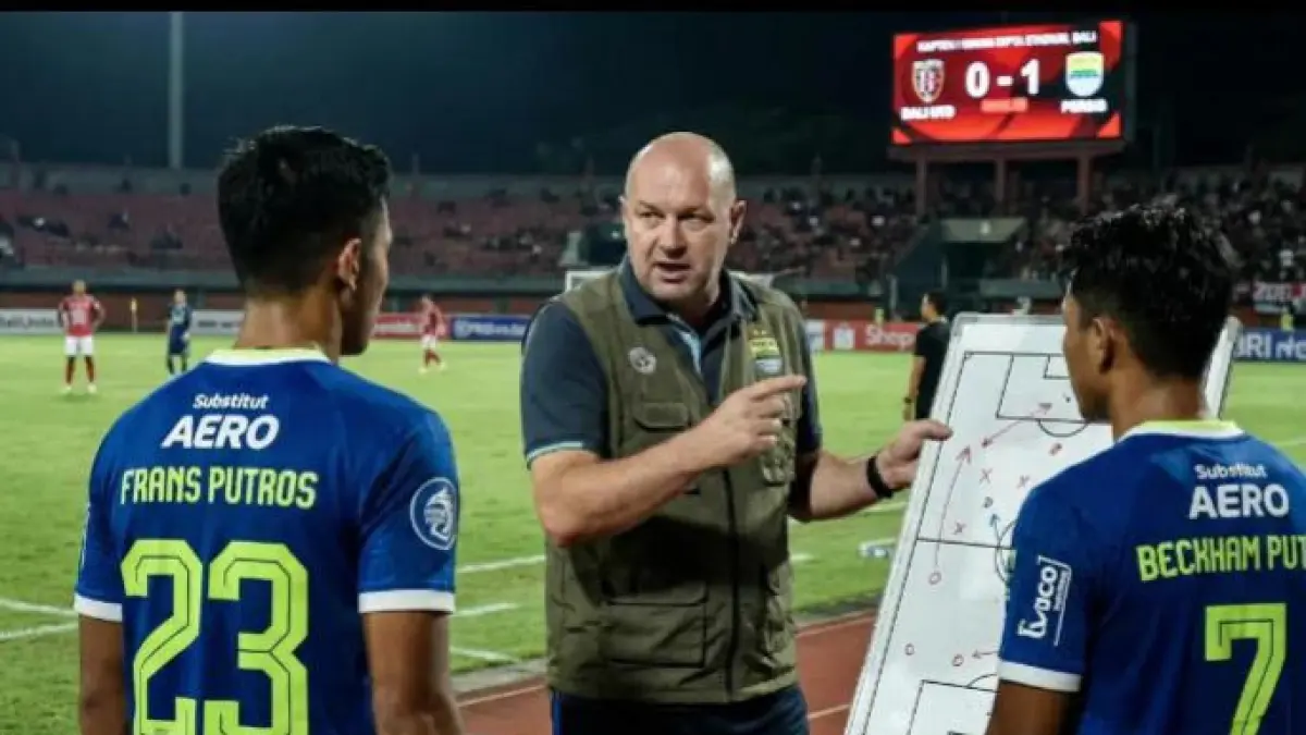Bojan Hodak menyiapkan strategi baru untuk Persib musim 2026. Konsistensi dan persaingan gelar menjadi target utama Maung Bandung.