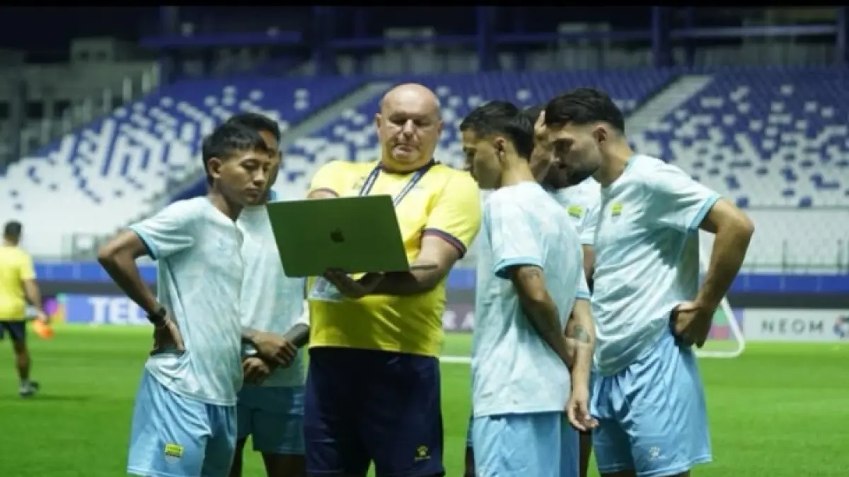 Bojan Hodak mulai mematangkan strategi Persib jelang musim 2026. Pengalaman dan kepemimpinannya kembali menjadi sorotan Bobotoh.