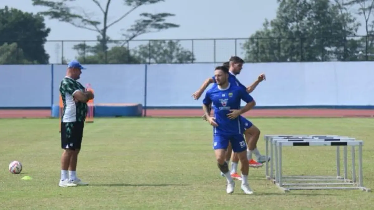 Bojan Hodak mulai menyiapkan perubahan strategi di Persib. Penyegaran taktik dan pengembangan pemain jadi fokus musim 2026.