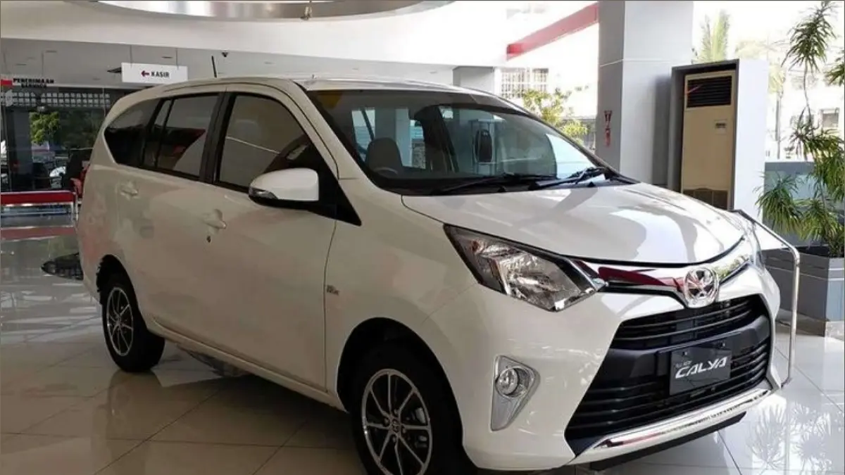 Kabin hitam makin mewah! Intip spesifikasi Toyota Calya LCGC terlaris 2026 di diler. DP mulai belasan juta gratis paket servis 3 tahun!