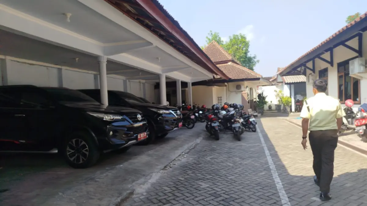 MASIH TETAP: Kendaraan dinas operasi OPD harus dioptimalkan karena terdampak kenaikan harga BBM nonsubsidi. (ZAKI JAZAI/ RADAR TRENGGALEK)
