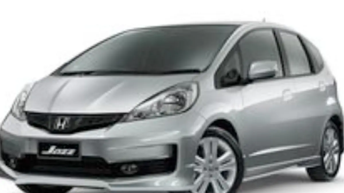 Ogah beli LCGC baru! YouTuber ini nekat pinang Honda Jazz GE8 bekas seharga 130 juta untuk direstorasi jadi mobil hobi super mewah!