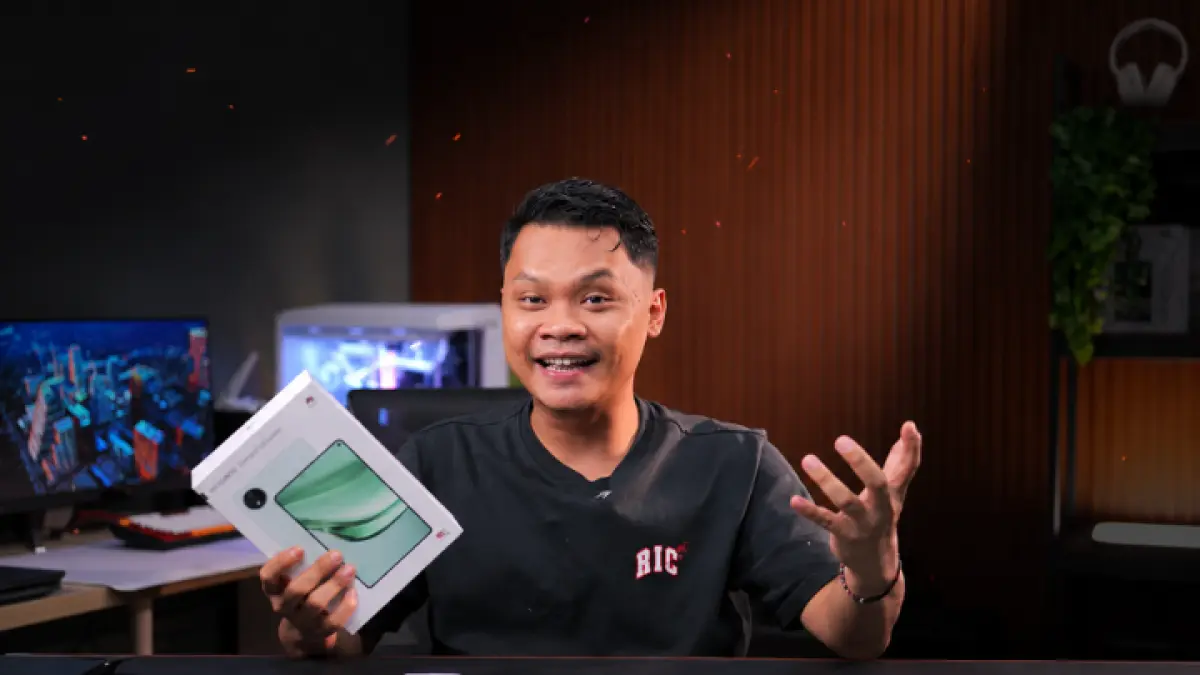 Reviewer menunjukkan Huawei MatePad Mini OLED dengan layar PaperMatte 8,8 inci, desain premium, dan bobot ringan. (YT.DKID MEDIA)