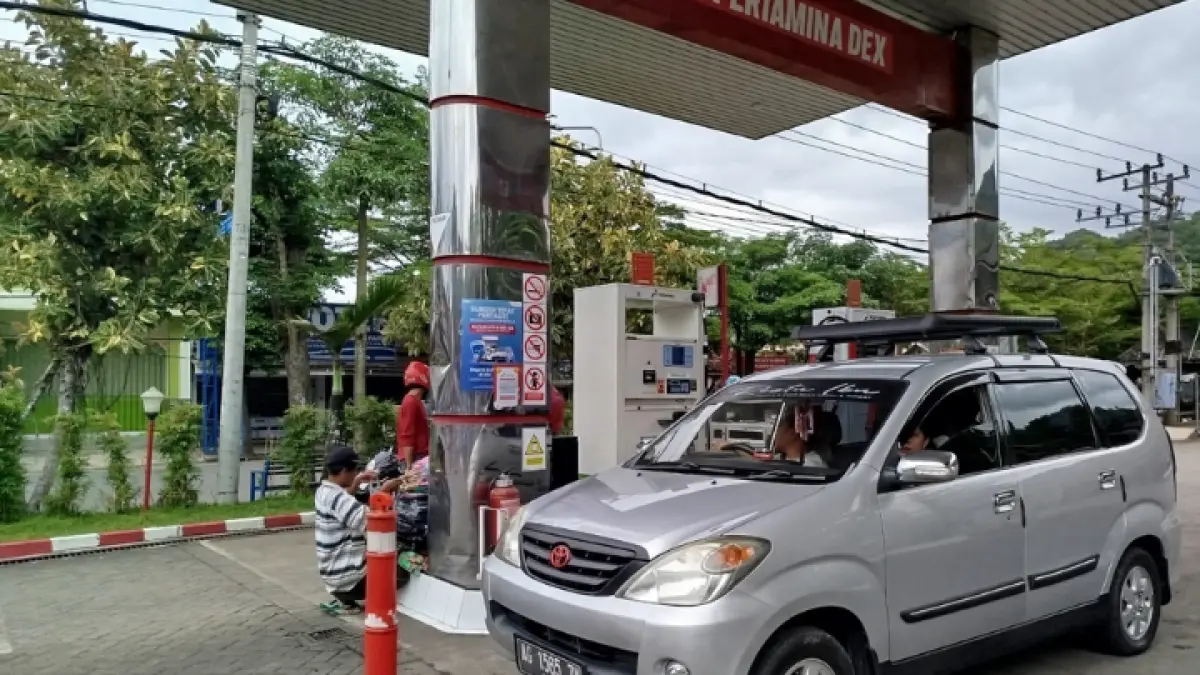 TERSEDIA: Masyarakat Trenggalek ketika mengantre membeli BBM bersubsidi jenis biosolar yang diprediksi aman hingga akhir tahun. (FOTO-FOTO: ZAKI JAZAI/ RADAR TRENGGALEK)