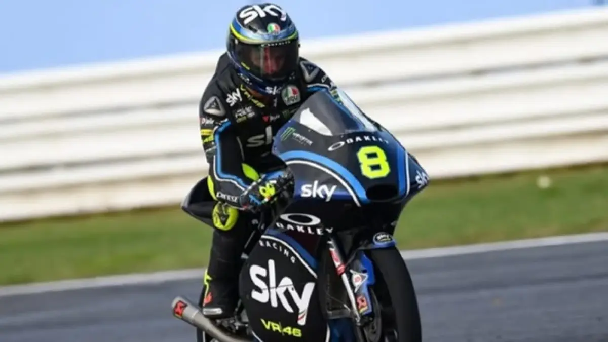 Veda Ega Pratama mendapat angin segar usai rivalnya dijatuhi sanksi berat FIM dalam drama panas Moto3 2026. (Pinterest)