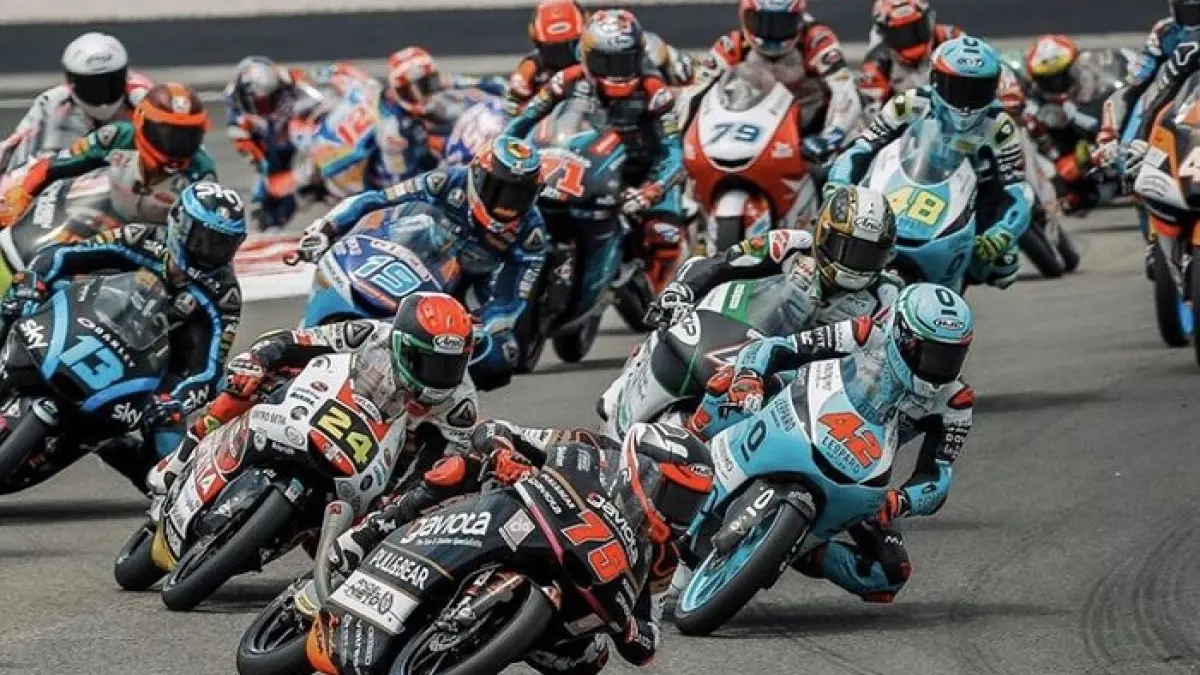 Aturan Moto3 2026 jadi sorotan. Veda Ega Pratama tempel Brian Uriarte di klasemen Rookie of The Year jelang Moto3 Ceko.(Gemini AI)