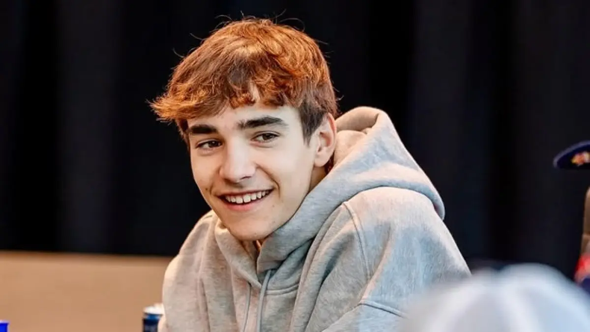 Brian Uriarte kehilangan 13 poin Moto3 Hungaria 2026 setelah status finis keempat diubah menjadi DNF oleh FIM dan Dorna.(Gemini AI)