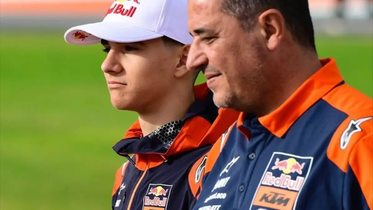 Brian Uriarte tetap dapat poin usai crash di Moto3 Hungaria 2026. Simak aturan red flag FIM dan dampaknya bagi Veda Ega Pratama.(Gemini AI)
