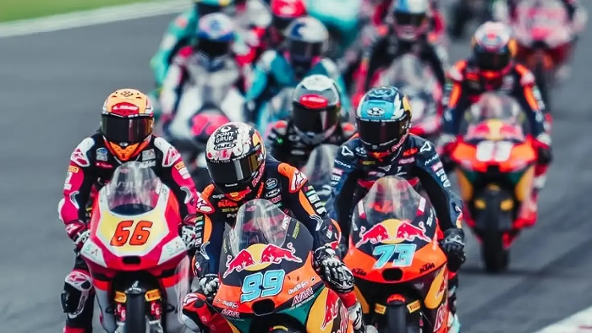 Hasil kualifikasi Moto3 Hungaria 2026 menempatkan Veda Ega Pratama di posisi start kesembilan. Peluang podium masih terbuka lebar.(Gemini AI)