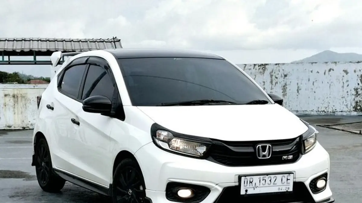 Honda Brio E Satya CVT 2014 kilometer 48 ribu asli dijual Rp100 jutaan. Kondisi istimewa, irit BBM, dan cocok untuk mobil pertama.(Gemini AI)