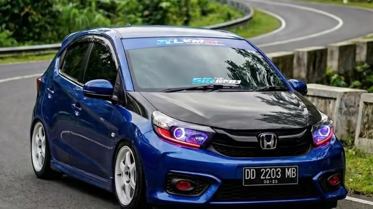 Honda Brio Satya 2016 ini tampil seperti Brio RS dan dibekali mesin swap 155 hp. Simak detail modifikasi lengkapnya.(Gemini AI)