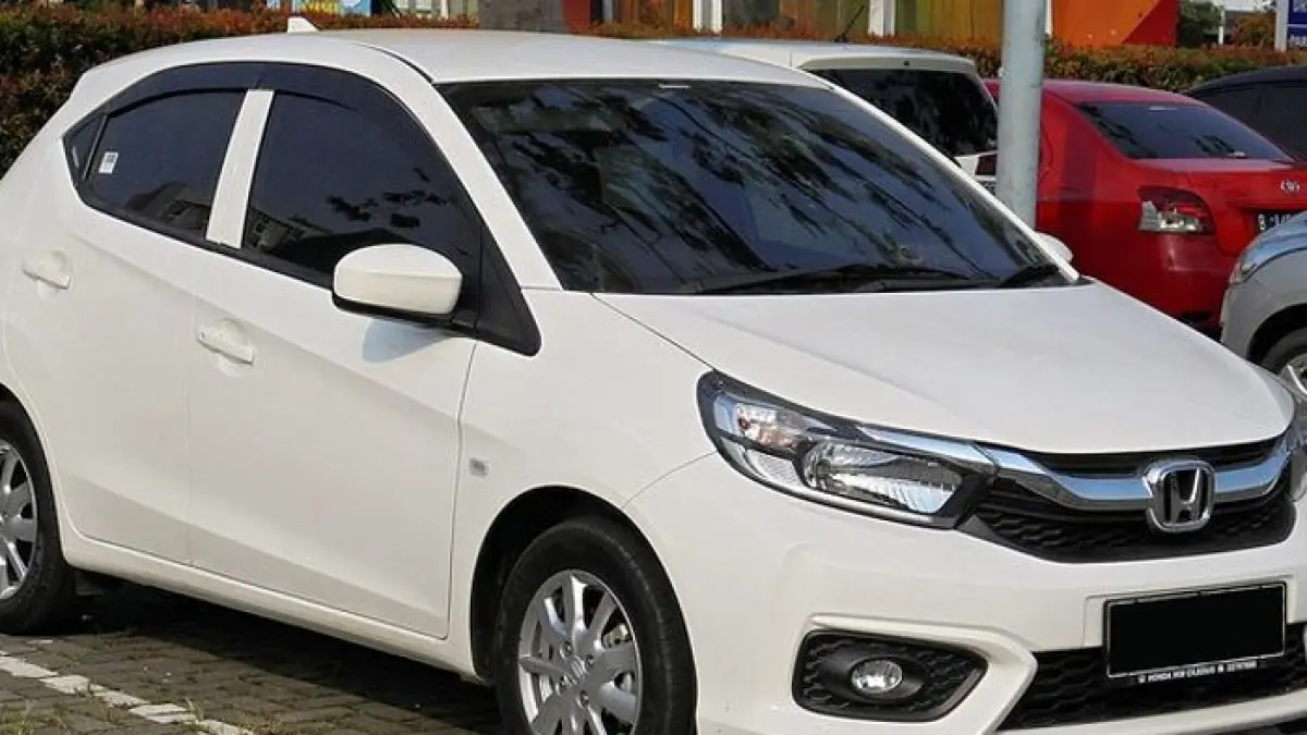 Honda Brio Satya 2019 dan Mazda 2 2015 dijual di kisaran Rp100 jutaan. Simak perbandingan kelebihan dan kekurangannya.(Gemini AI)