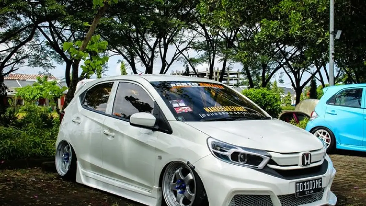 Honda Brio Satya bisa disulap jadi Honda Brio RS Urbanite dengan budget Rp10 juta. Simak daftar aksesori dan modifikasinya.(Gemini AI)