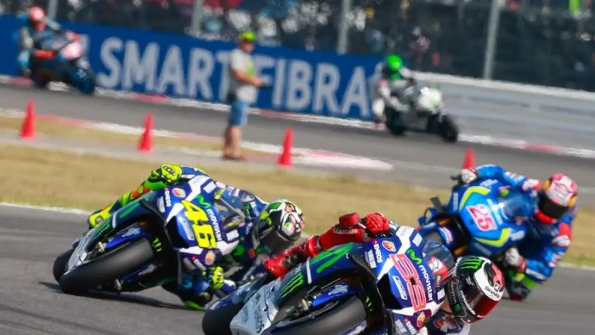 Jadwal Moto3 Ceko 2026 lengkap. Veda Ega Pratama hanya terpaut satu poin dari Brian Uriarte di klasemen rookie.(Gemini AI)