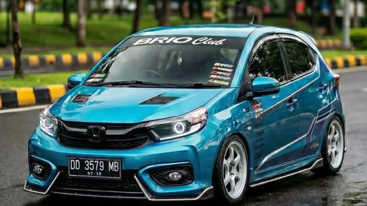Modifikasi Honda Brio RS 2018 tanpa ganti pelek tetap tampil keren. Simak daftar upgrade eksterior dan interior yang bikin nyaman.(Gemini AI)