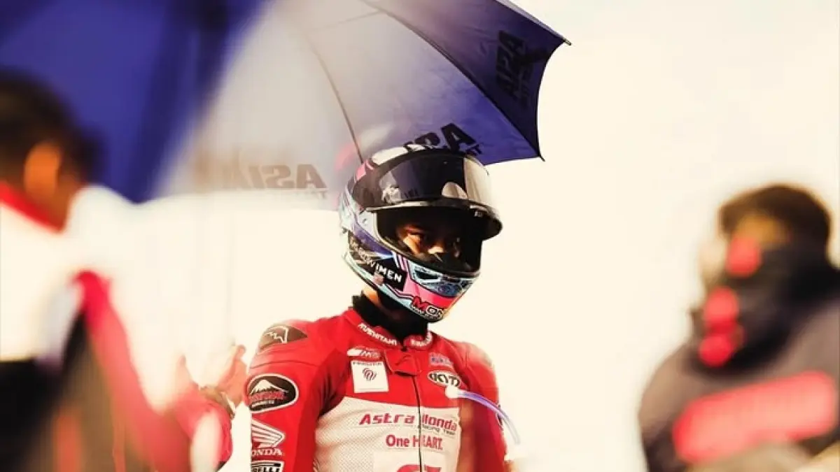 Veda Ega Pratama cetak sejarah di Moto3 GP Brasil dengan meraih podium ketiga dan menjadi pembalap Indonesia pertama yang naik podium.(Gemini AI)