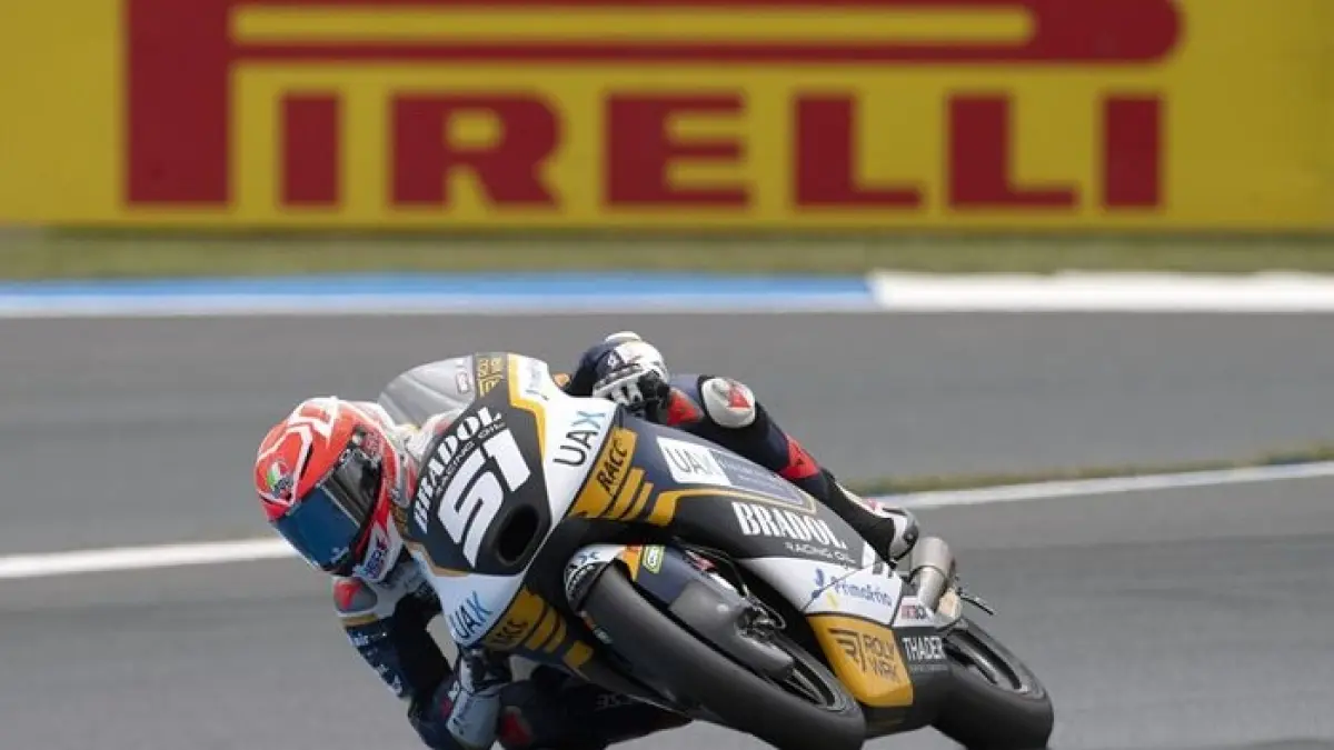 Veda Ega Pratama naik ke posisi 4 klasemen Moto3 2026 usai Brian Uriarte didiskualifikasi. Persiapannya jelang Moto3 Hungaria bikin kagum.(Gemini AI)