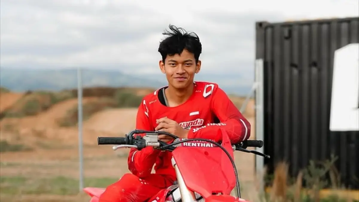 Veda Ega Pratama raih penghargaan di FIM MotoGP Awards 2025. Simak alasan pembalap Indonesia ini layak mendapat pengakuan dunia.(Gemini AI)