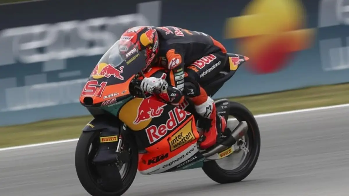  Veda Ega Pratama tampil gigih di Moto3 Hungaria 2026. Bangkit usai penalti dan raih poin penting saat Brian Uriarte gagal finis.(Gemini AI)