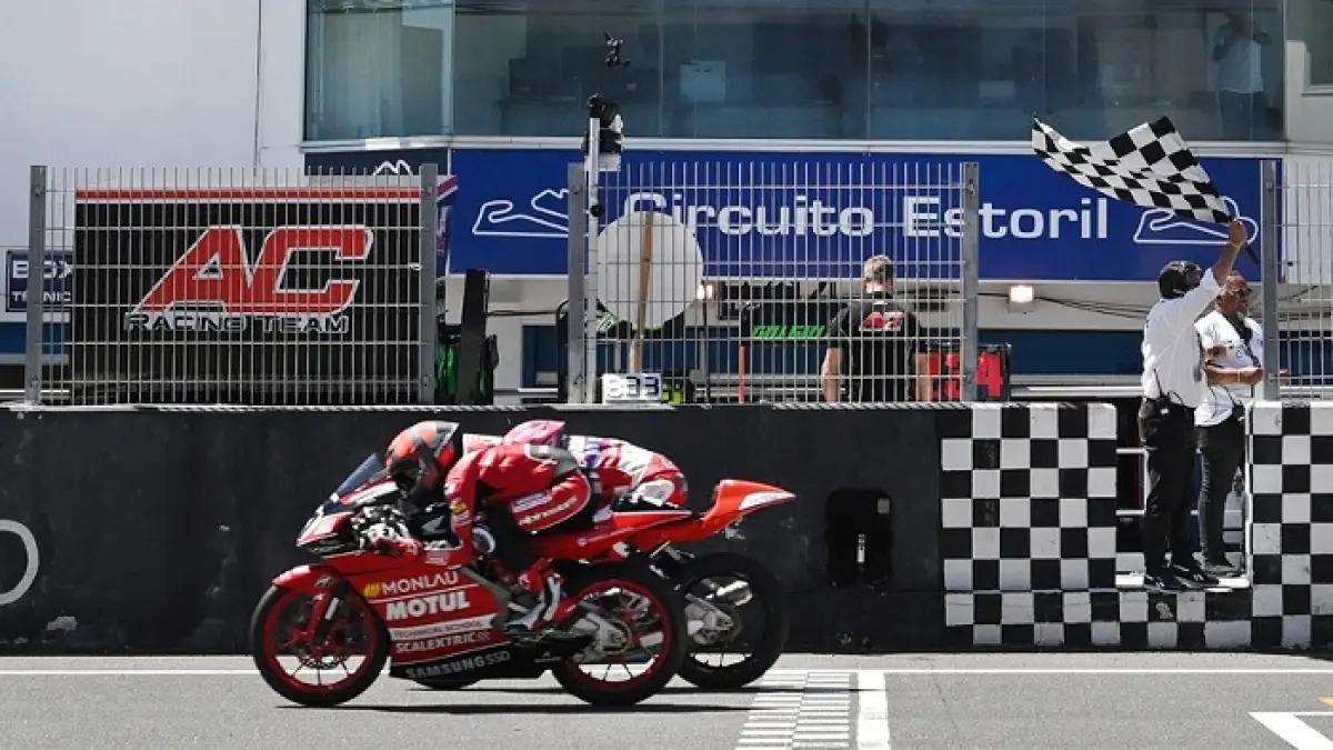 Brian Uriarte jadi sorotan usai Moto3 Hungaria 2026. Meski terjatuh di lap terakhir, pembalap Spanyol itu tetap finis P4.(Gemini AI)